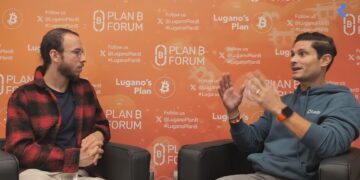 El entrevistador Iván Gómez conversa con Mauricio Di Bartolomeo