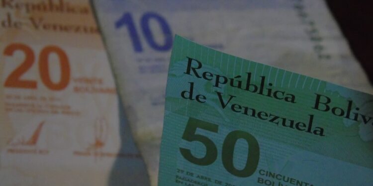 Fotografía de billetes del cono monetario vigente en Venezuela.