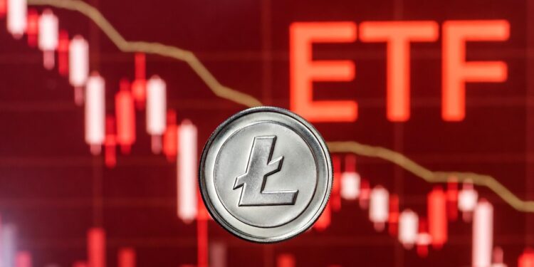 Moneda física de litecoin en primer plano sobre un fondo desenfocado de gráfico bursátil en tonos rojos.