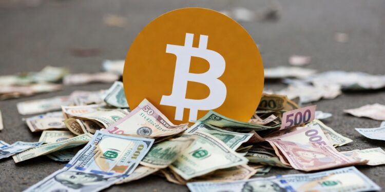 Logo de Bitcoin rodeado de billetes que están en el suelo.