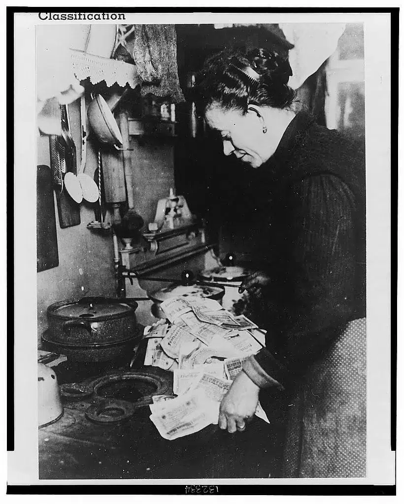 Mujer alemana destruye decenas de billetes devaluados.