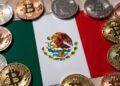 Bandera de México rodeada de monedas físicas con el logo de bitcoin.