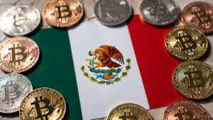 Bandera de México rodeada de monedas físicas con el logo de bitcoin.