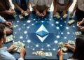 Una gran mesa circular con el logo de Ethereum en el centro con una red luminosa de nodos interconectados y alrededor de la mesa, un grupo diverso de personas coloca fajos de billetes sobre la mesa.