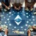 Una gran mesa circular con el logo de Ethereum en el centro con una red luminosa de nodos interconectados y alrededor de la mesa, un grupo diverso de personas coloca fajos de billetes sobre la mesa.