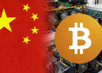 Bandera de China junto a un logo de Bitcoin y a equipos de minería de BTC.
