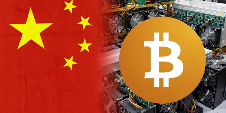 Bandera de China junto a un logo de Bitcoin y a equipos de minería de BTC.