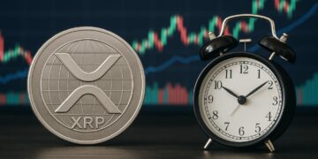Moneda física de XRP junto a un reloj analógico y de fondo gráficas de mercado.