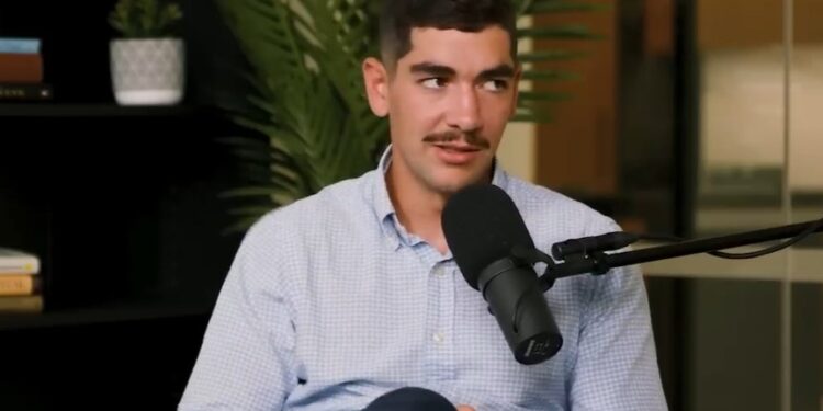 El analista Nic Carter participa en un podcast.