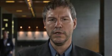 Nick Szabo, criptógrafo profesional, habla frente a la cámara.