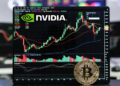 una moneda física de bitcoin dorada en primer plano sobre el teclado de una laptop. En la pantalla se muestra un gráfico bursátil con el logo oficial de NVIDIA.
