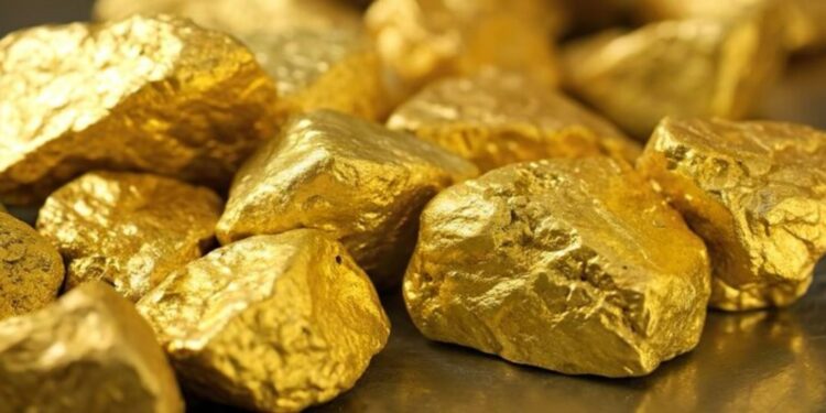 Fotografìa de piedras de oro en un escritorio.