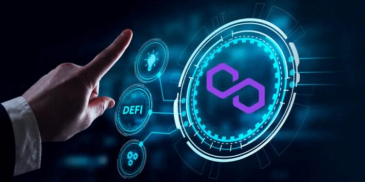 Mano de una persona en traje a punto de tocar el logo de Polygon reflejado en una pantalla digital.