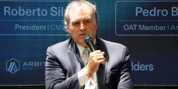 Foto de Roberto E. Silva en evento de Arbitrum en el marco de Devconnect.