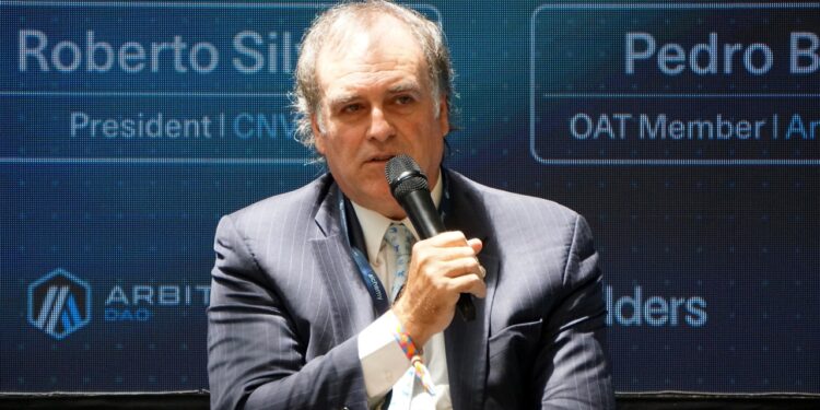 Foto de Roberto E. Silva en evento de Arbitrum en el marco de Devconnect.