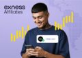 Persona con móvil, fondo violeta, gráfico amarillo y mapa. Se muestra ganancia en USD y logo Exness, destacando éxito afiliado financiero.