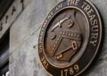 Fotografía del logo del Departamento del Tesoro de los Estados Unidos.