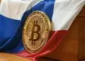 Bandera de República Checa junto a una moneda física de Bitcoin.