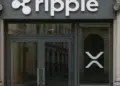 Puerta principal de un banco con el logo de Ripple.