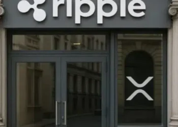 Puerta principal de un banco con el logo de Ripple.