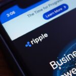 Pantalla de un teléfono móvil con el sitio web de Ripple.