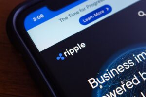 Pantalla de un teléfono móvil con el sitio web de Ripple.