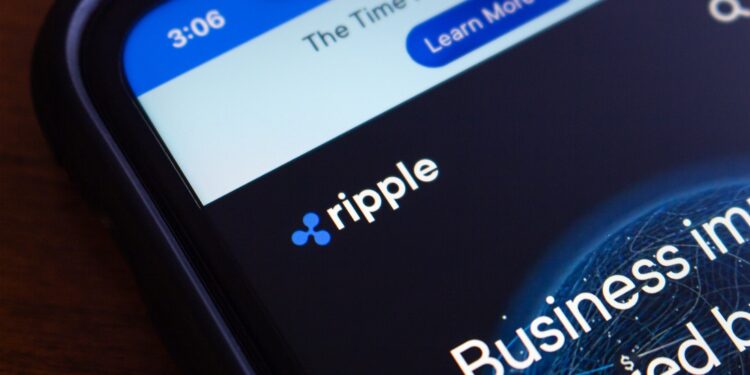 Pantalla de un teléfono móvil con el sitio web de Ripple.