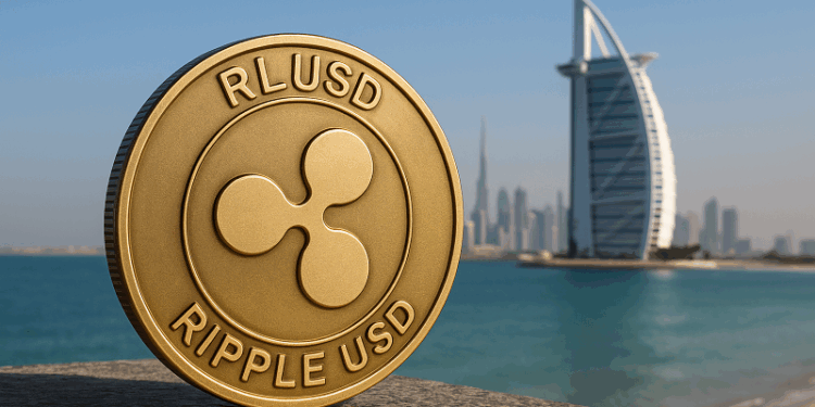 Una moneda de RLUSD en primer plano y un paisaje de Emiratos Árabes Unidos en el fondo.