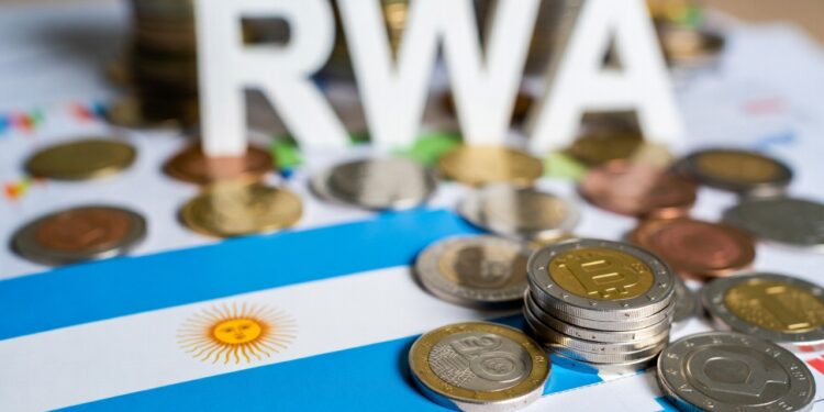 Monedas físicas representativas de bitcoin y otras monedas junto a una bandera de Argentina.