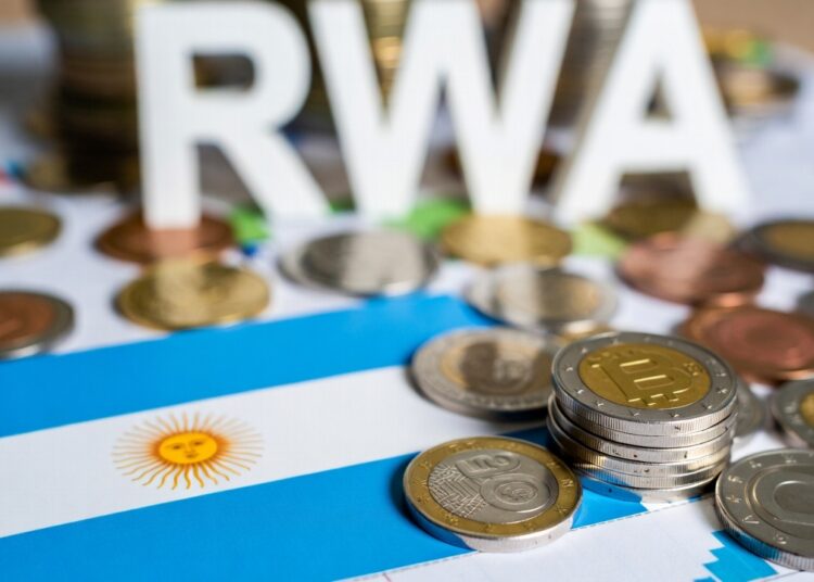 Monedas físicas representativas de bitcoin y otras monedas junto a una bandera de Argentina.
