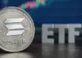 Una moneda física de solana junto a las letras ETF.