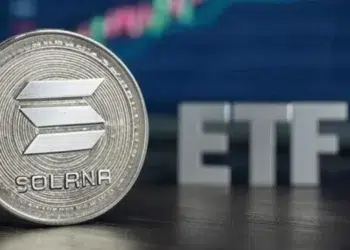 Una moneda física de solana junto a las letras ETF.