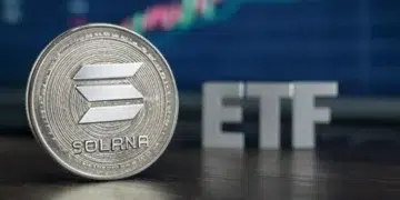 Una moneda física de solana junto a las letras ETF.