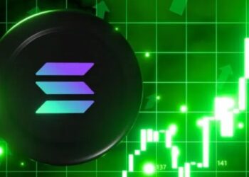 Una moneda de Solana delante de un gráfico de velas verdes.