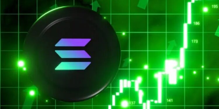 Una moneda de Solana delante de un gráfico de velas verdes.