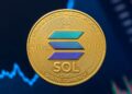 Una moneda dorada de Solana sobre gráficos de precios.