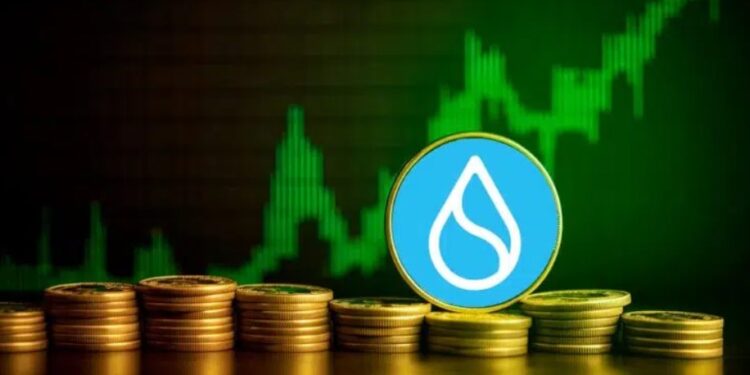 Monedas físicas apiladas, con el logo de SUI y gráficas de mercado en verde en el fondo.