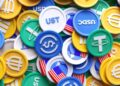 Distintas monedas físicas de stablecoins una sobre otra.