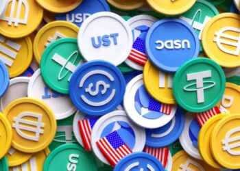 Distintas monedas físicas de stablecoins una sobre otra.