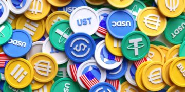 Distintas monedas físicas de stablecoins una sobre otra.
