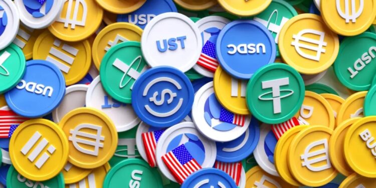 Distintas monedas fรญsicas de stablecoins una sobre otra.