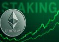 Una moneda física de Ethereum con gráficas verdes y la palabra staking de fondo.
