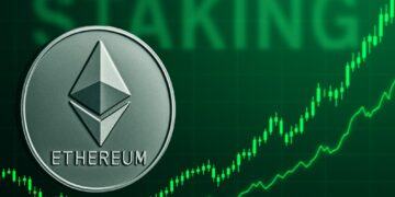 Una moneda física de Ethereum con gráficas verdes y la palabra staking de fondo.