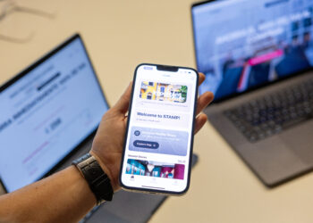 Imagen de celular y computadora usando STAMP.