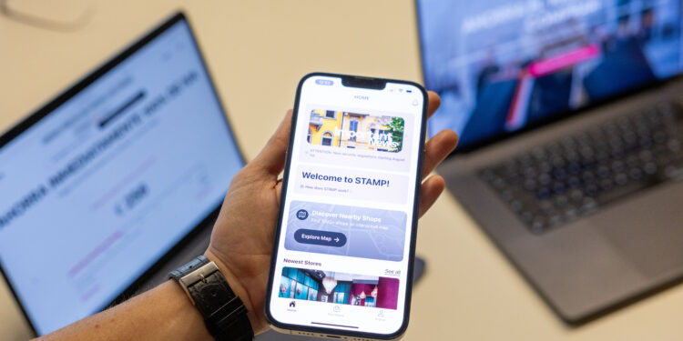 Imagen de celular y computadora usando STAMP.