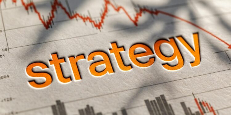 La palabra “strategy” en letras naranja intenso con efecto relieve con un fondo de gráfico bursátil.