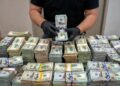 Cientos de billetes (dólares) siendo confiscados.