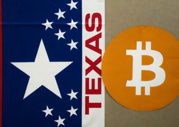 Bandera de Texas junto al logo de Bitcoin.