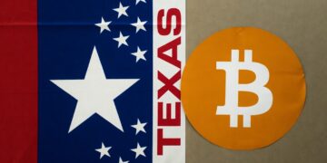 Bandera de Texas junto al logo de Bitcoin.