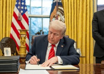 Fotografía del presidente estadounidense Donald Trump en la Oficina Oval.